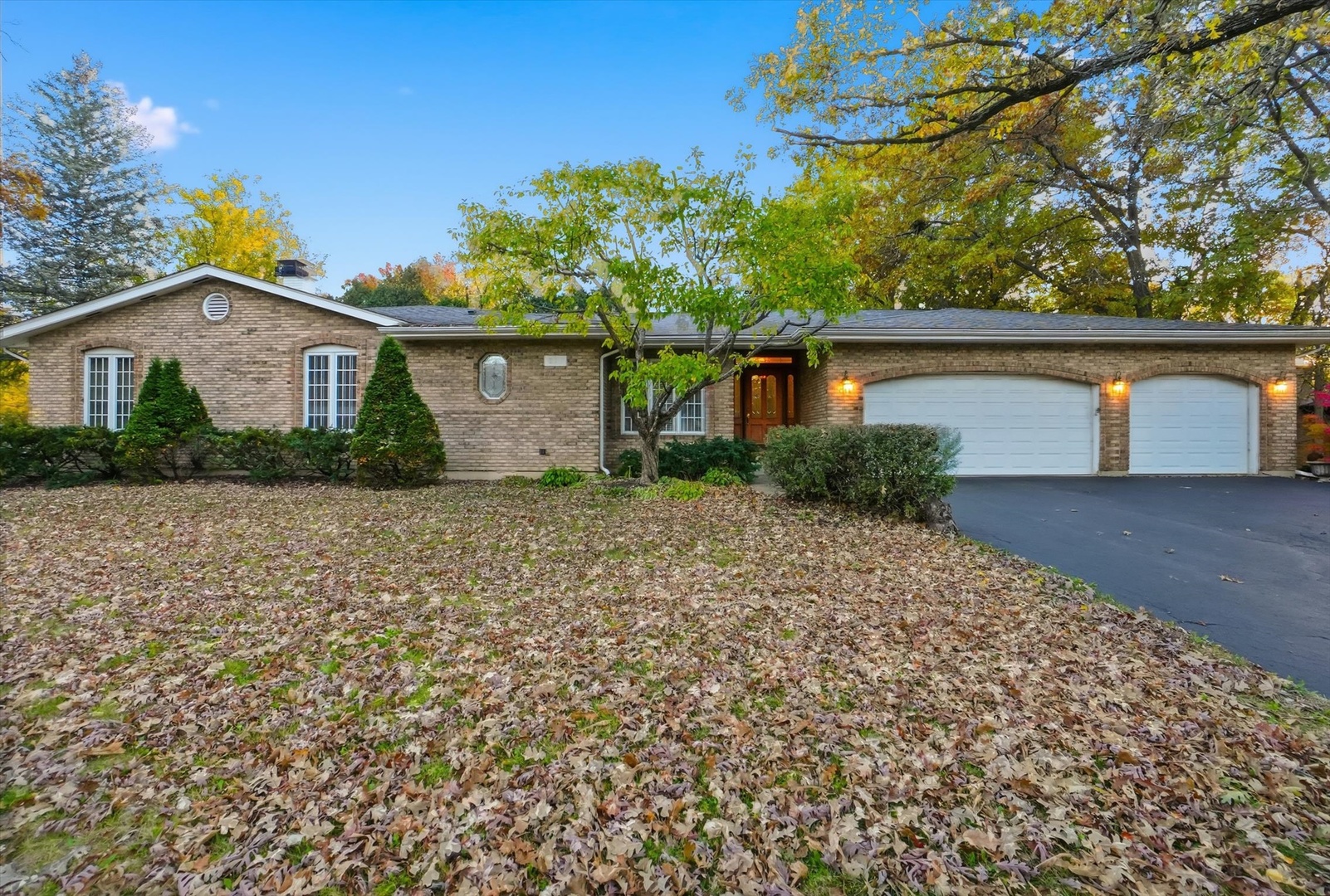 821 Killarney Pass Circle Mundelein, IL 60060 - Photo 1 of 32 front view of a house with a yard