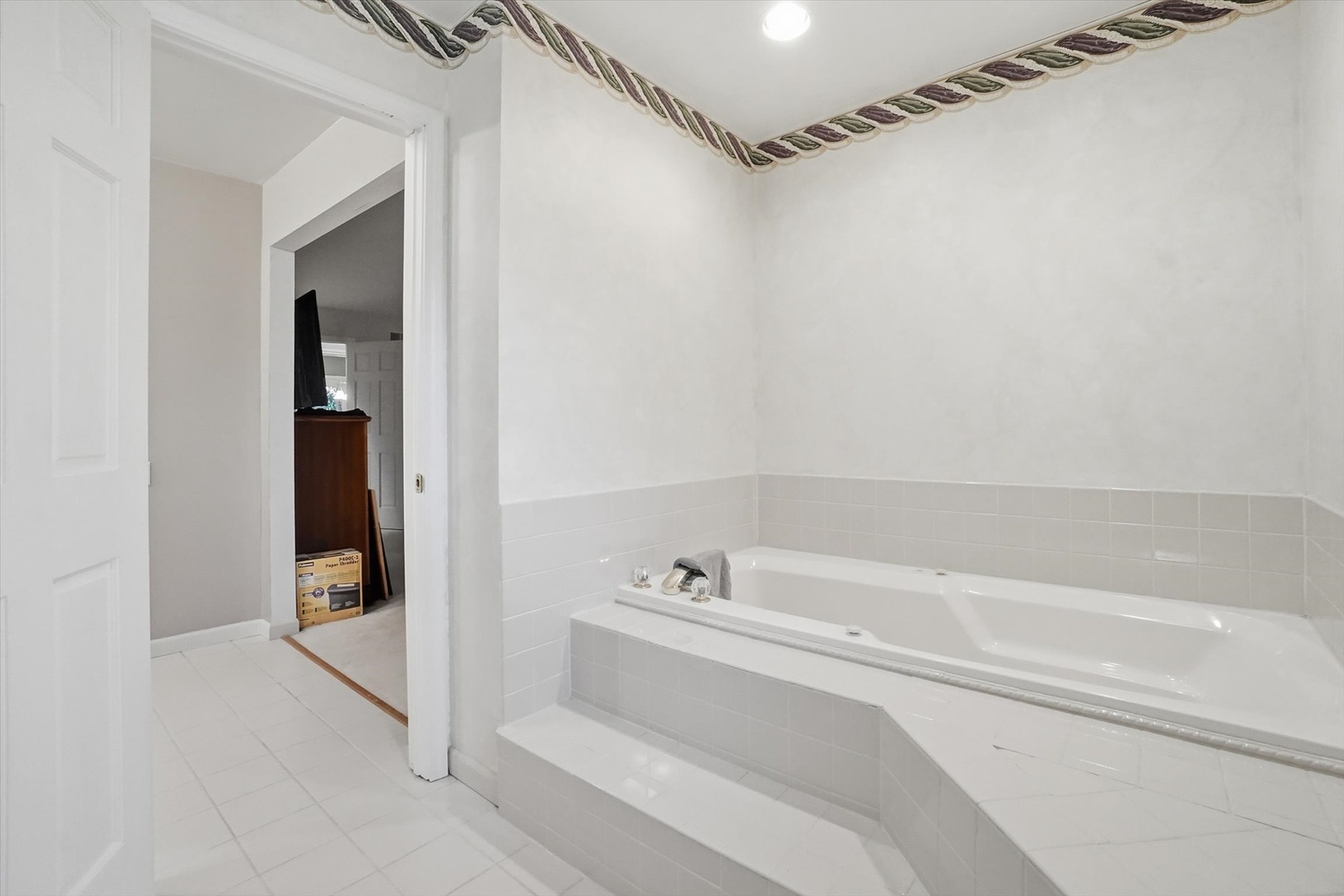 821 Killarney Pass Circle Mundelein, IL 60060 - Photo 15 of 32 a bathroom with a bathtub and shower