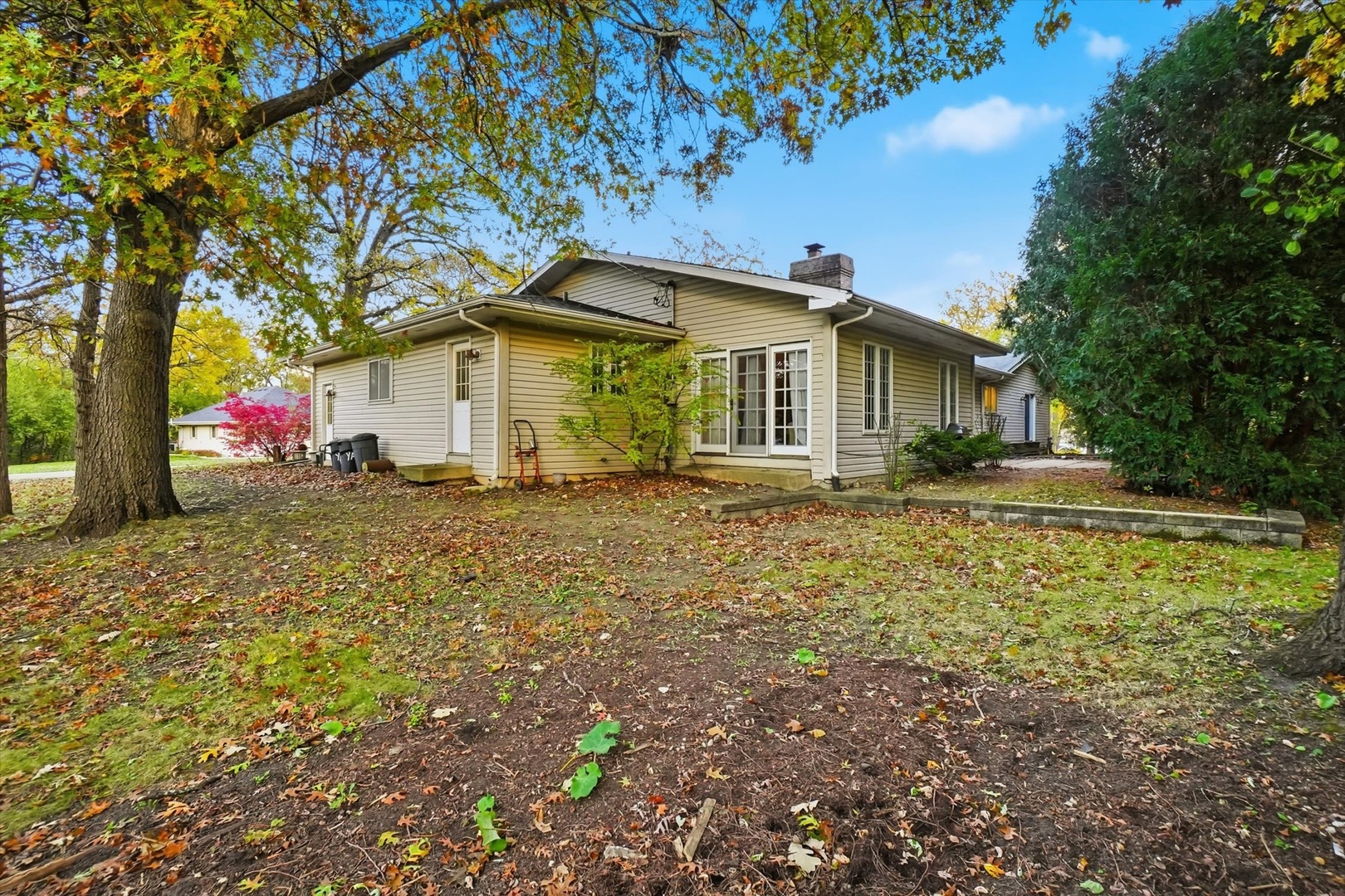 821 Killarney Pass Circle Mundelein, IL 60060 - Photo 28 of 32 a front view of house with yard and trees around
