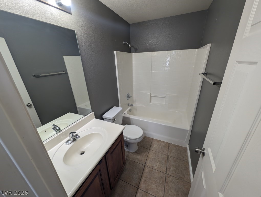 9121 Spoonbill Ridge Place Las Vegas, NV 89143 - Photo 20 of 26 A well-maintained bathroom with a spacious vanity and a combination shower-tub.