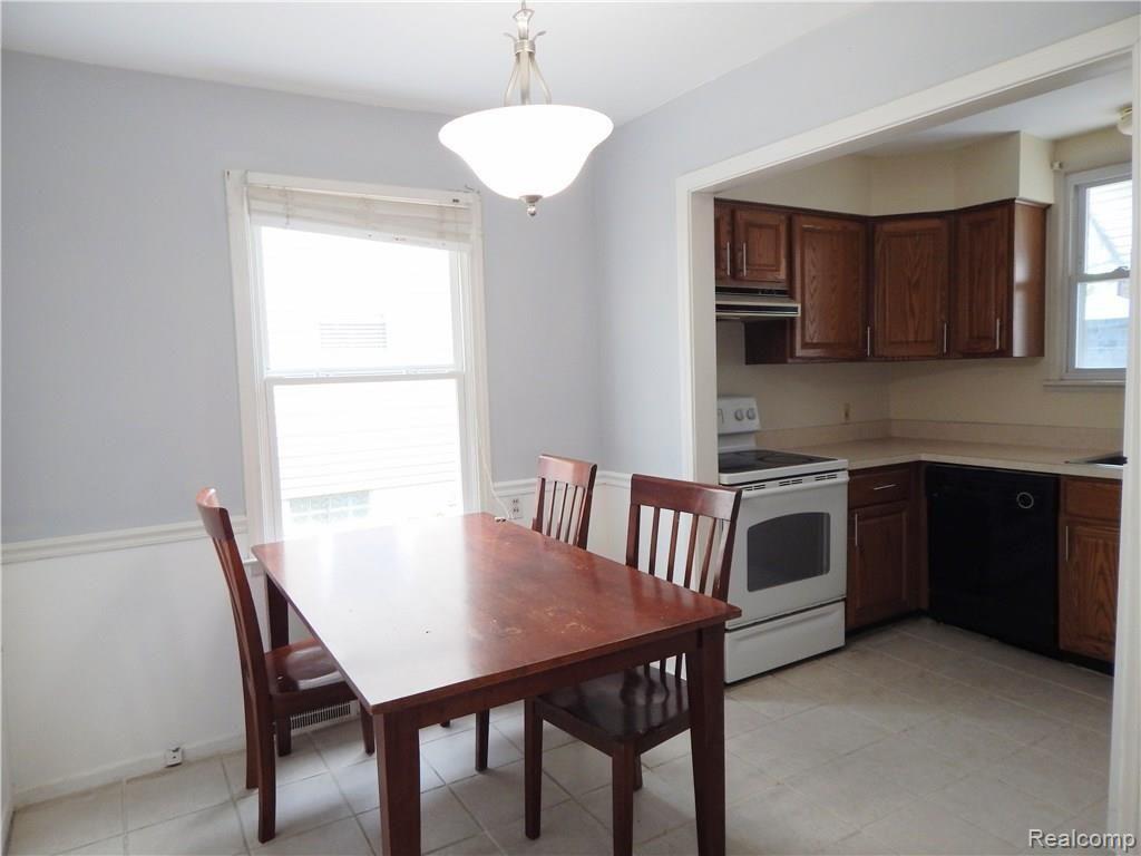 2181 Hampton Road Grosse Pointe Woods, MI 48236 - Photo 10 of 33