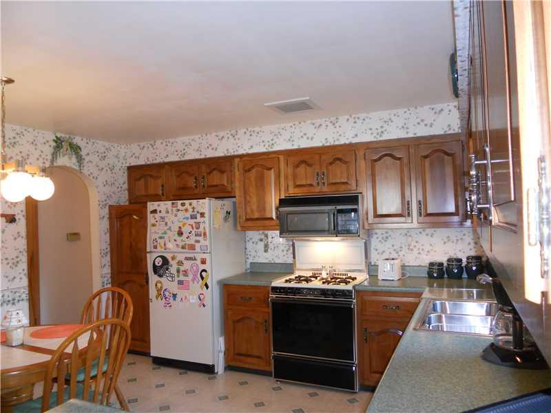 123 Oak Street Spring Church, PA 15686 - Photo 9 of 25 Kitchen.