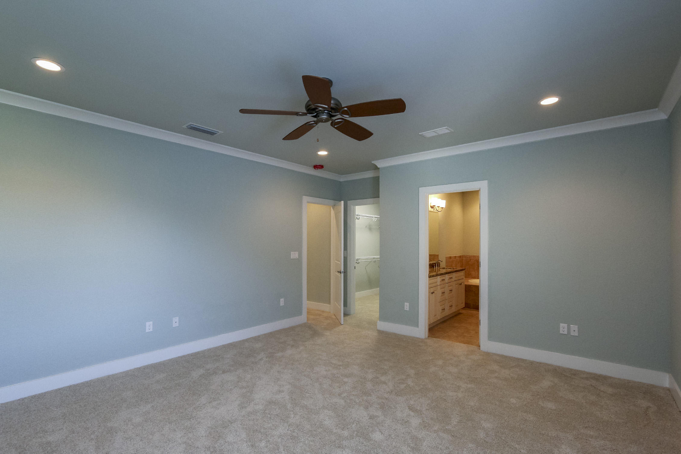 995 Airport Road, Unit 19 Destin, FL 32541 - Photo 30 of 39 an empty room with closet and a ceiling fan