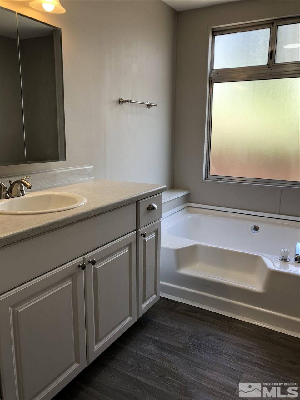 14060 Rhyolite Circle, Unit 89521 Reno, NV 89521 - Photo 9 of 18 a bathroom with a sink and a bathtub