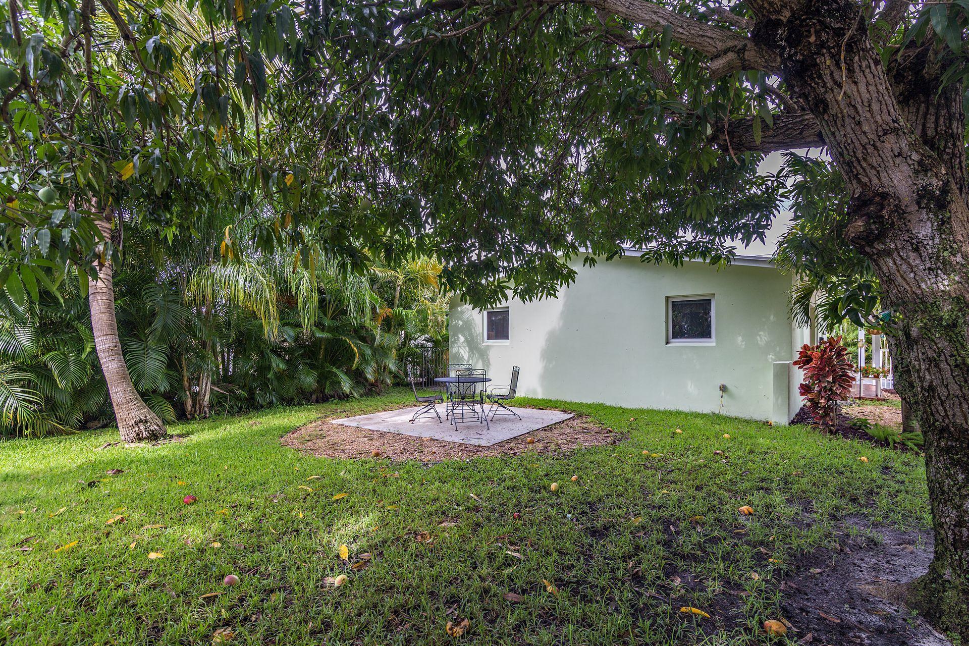 900 Sunset Road West Palm Beach, FL 33401 - Photo 17 of 24 Side Yard
