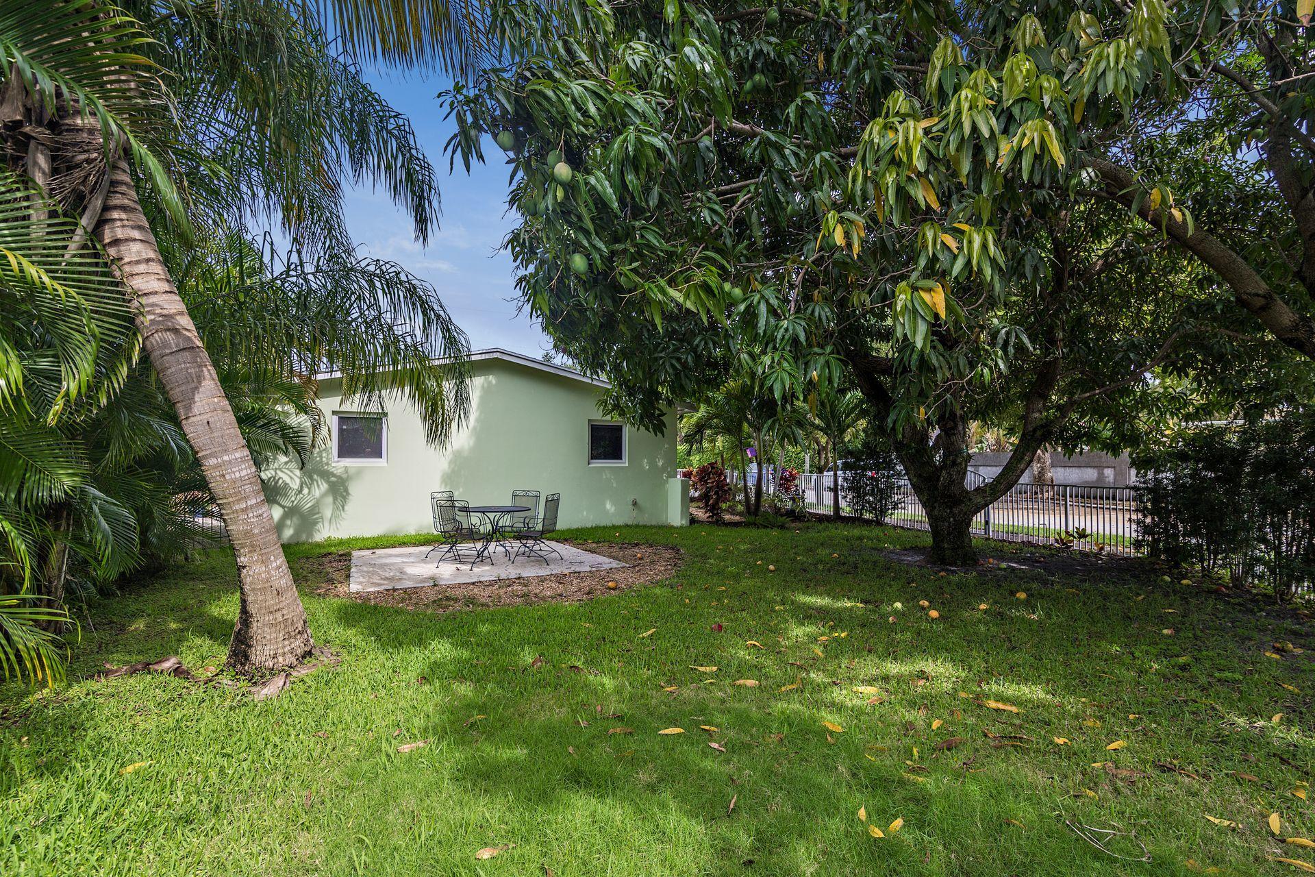 900 Sunset Road West Palm Beach, FL 33401 - Photo 18 of 24 Side Yard