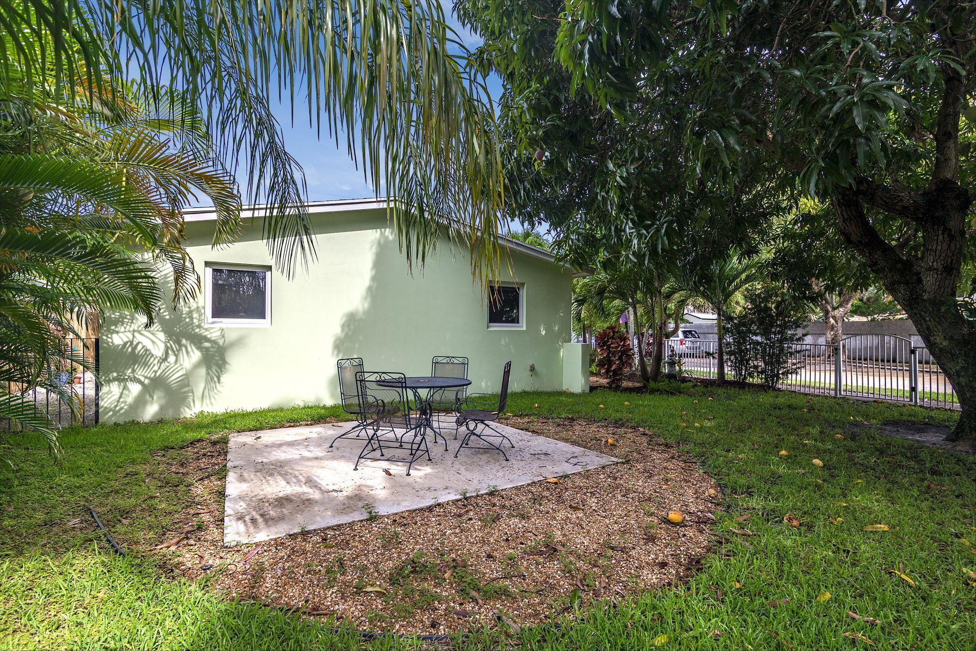 900 Sunset Road West Palm Beach, FL 33401 - Photo 19 of 24 Side Yard