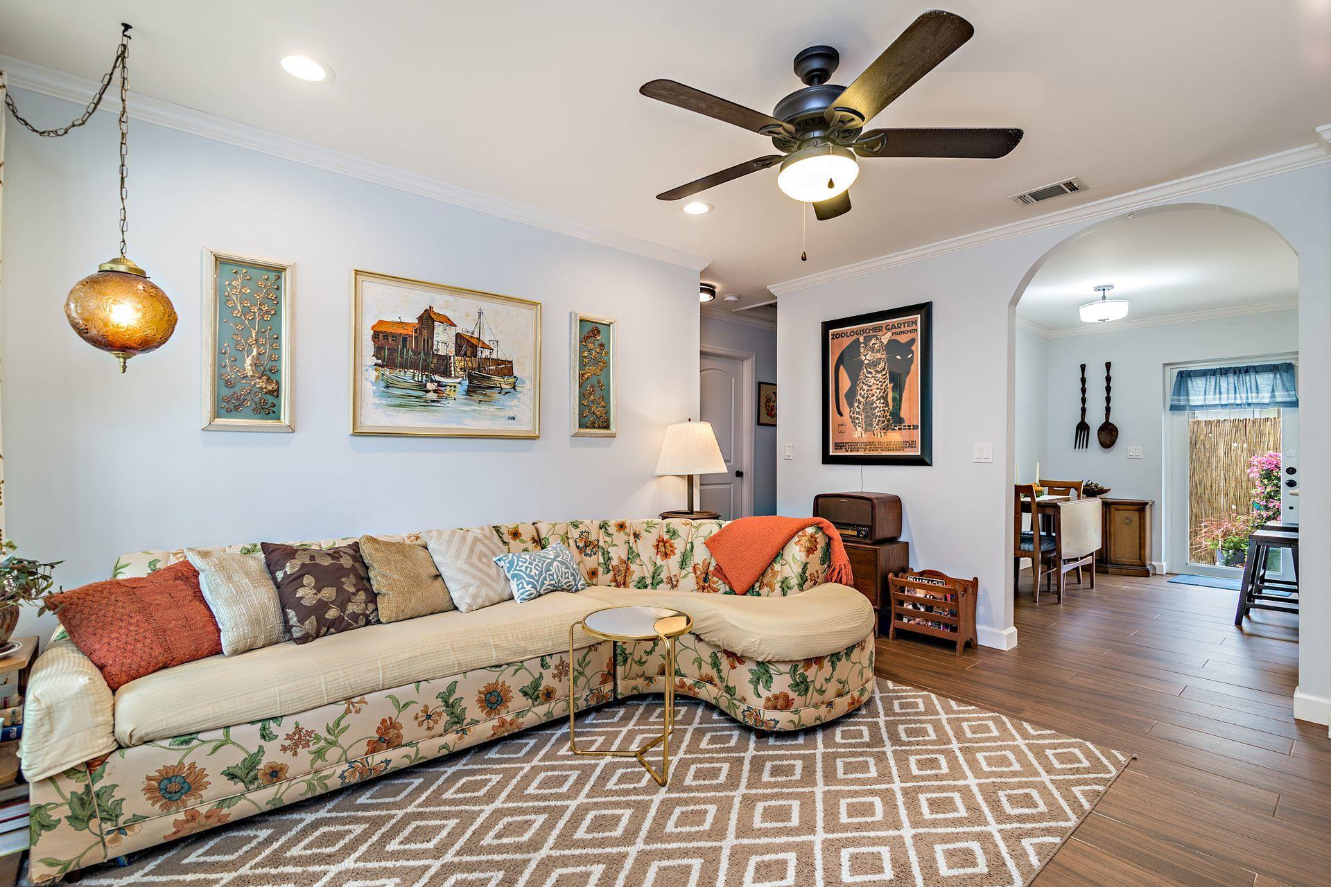 900 Sunset Road West Palm Beach, FL 33401 - Photo 3 of 24 Living Room