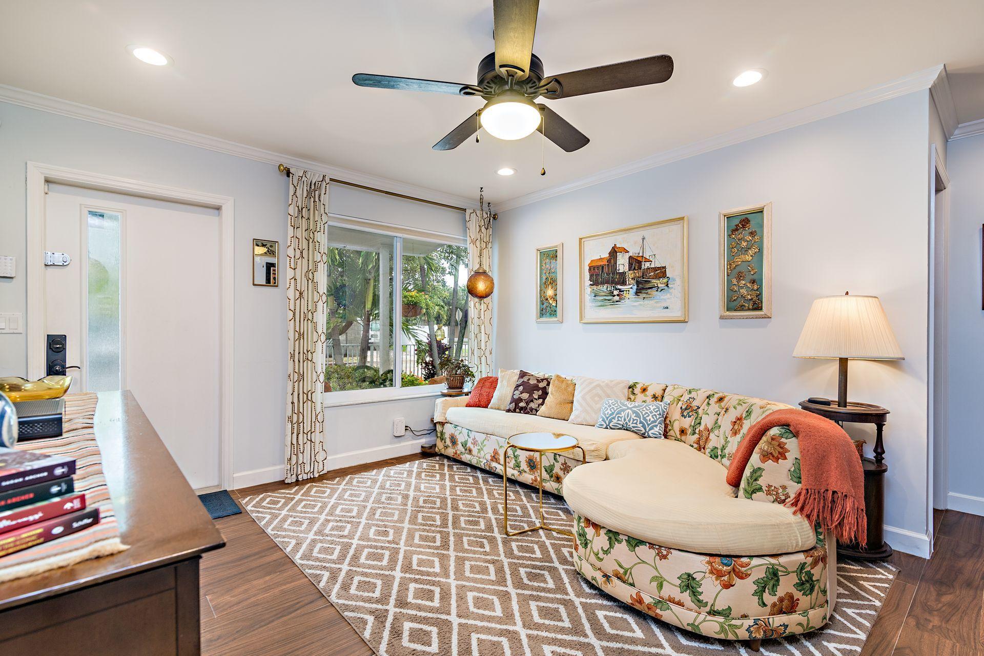 900 Sunset Road West Palm Beach, FL 33401 - Photo 4 of 24 Living Room