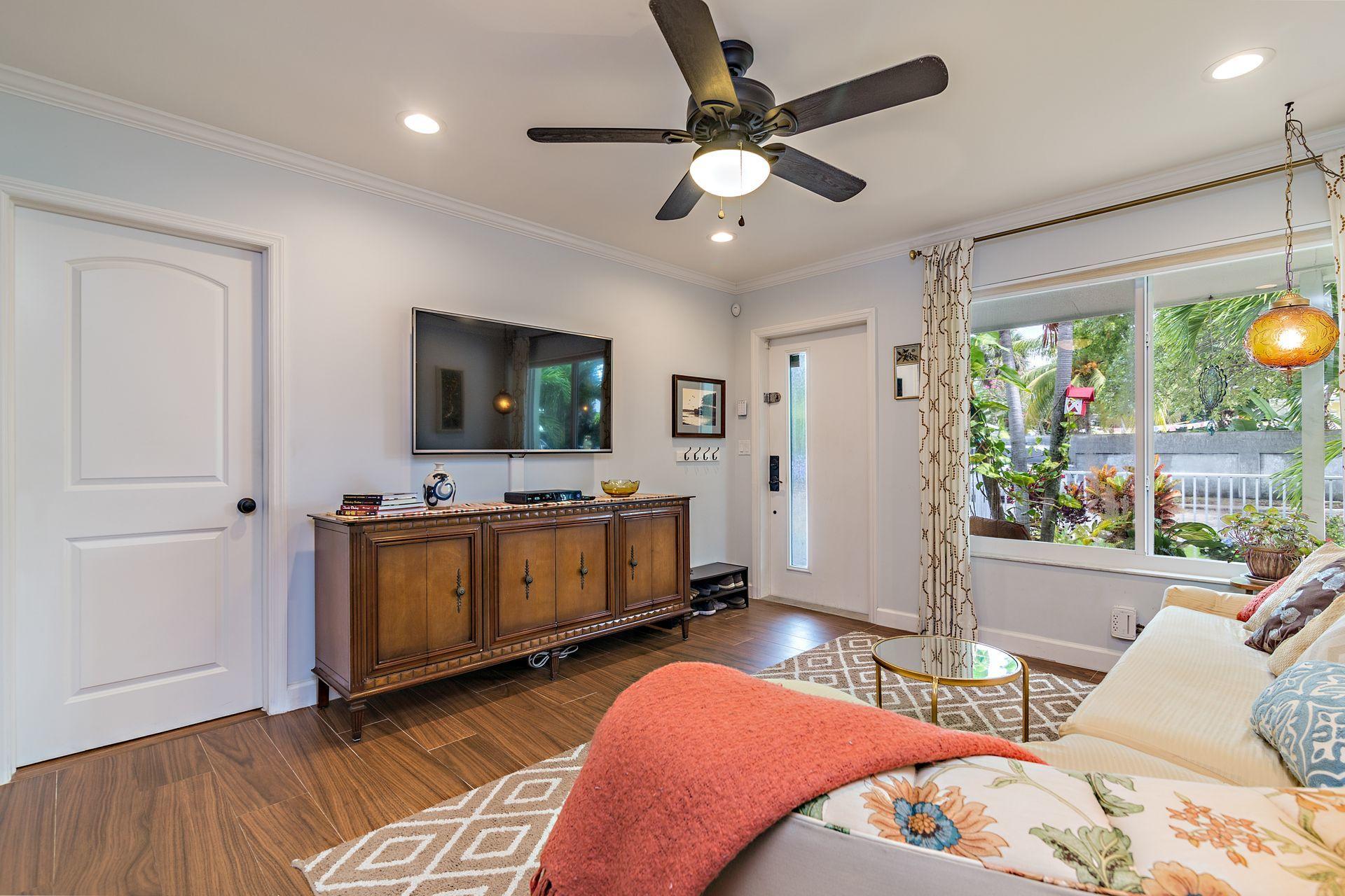 900 Sunset Road West Palm Beach, FL 33401 - Photo 5 of 24 Living Room/Front Door