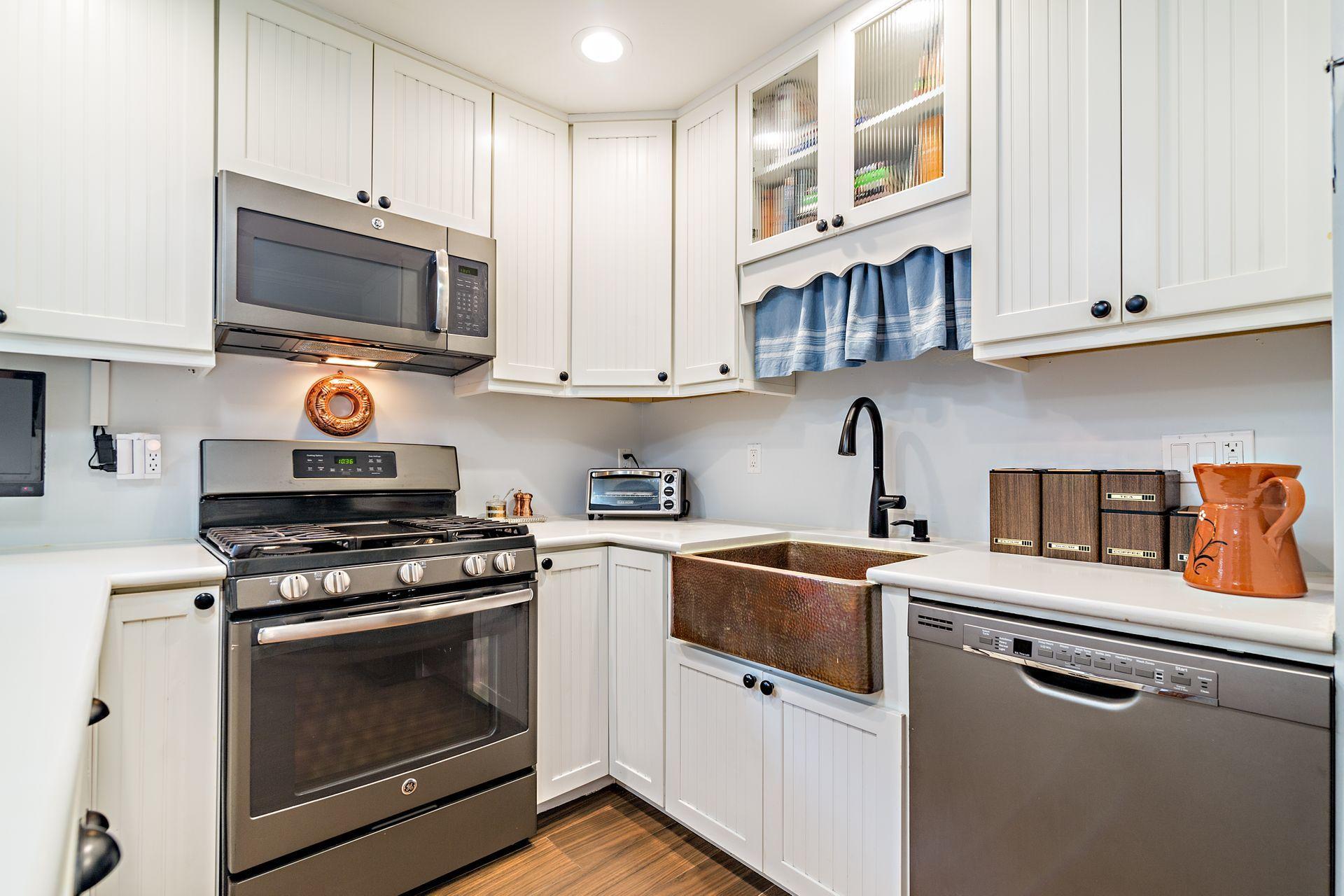 900 Sunset Road West Palm Beach, FL 33401 - Photo 7 of 24 Kitchen
