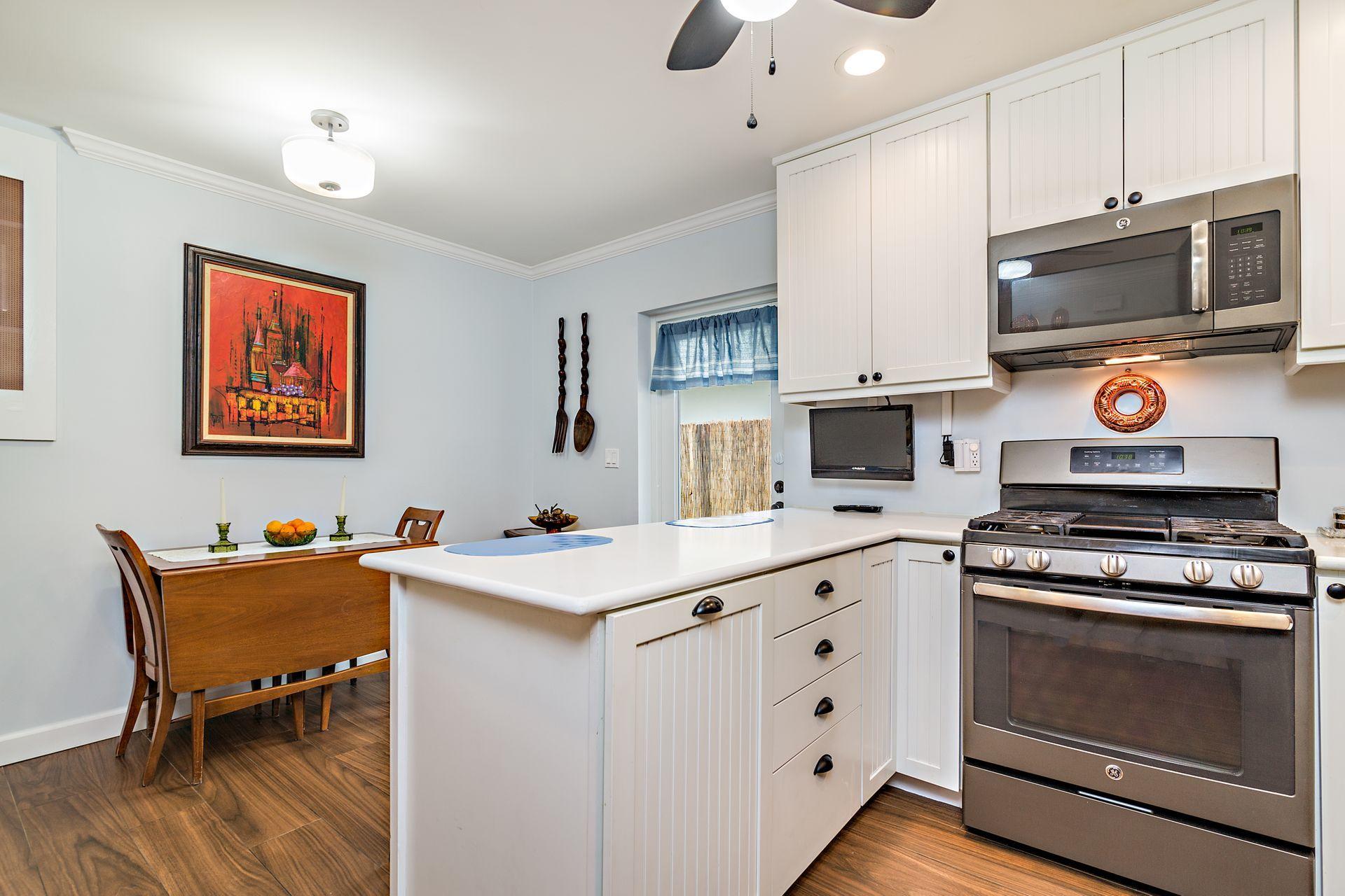 900 Sunset Road West Palm Beach, FL 33401 - Photo 8 of 24 Kitchen