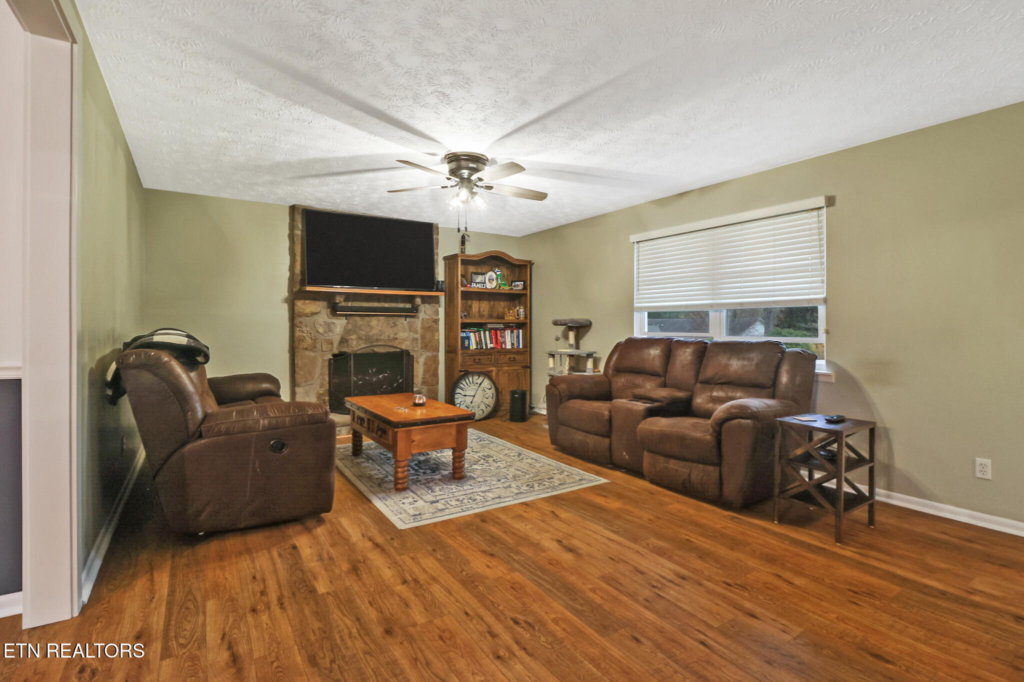 1024 Ridley Drive Crossville, TN 38572 - Photo 24 of 44 Living Room