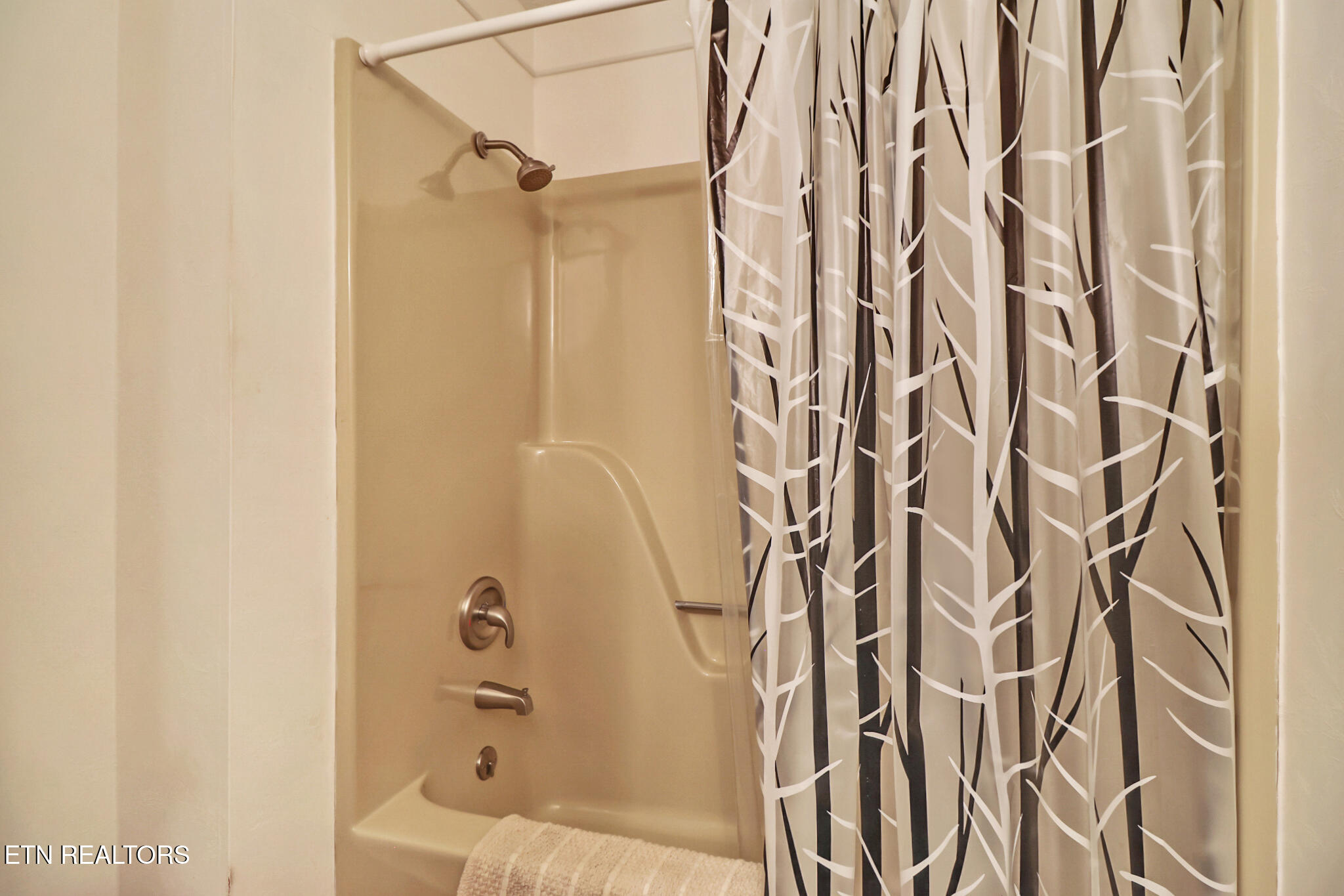 1024 Ridley Drive Crossville, TN 38572 - Photo 37 of 44 Guest Bathroom