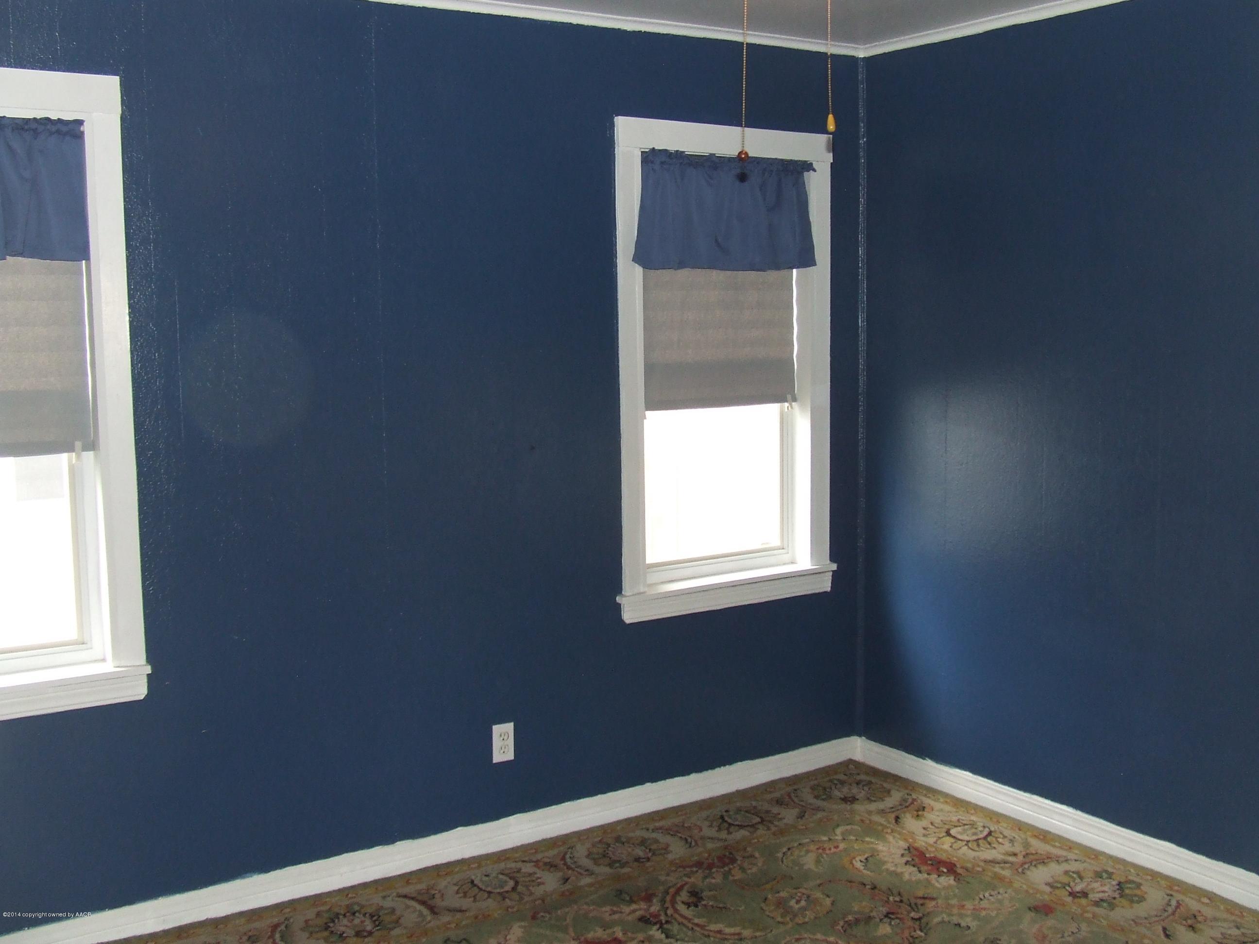 4120 South Lipscomb Street Amarillo, TX 79110 - Photo 8 of 13 an empty room with a window