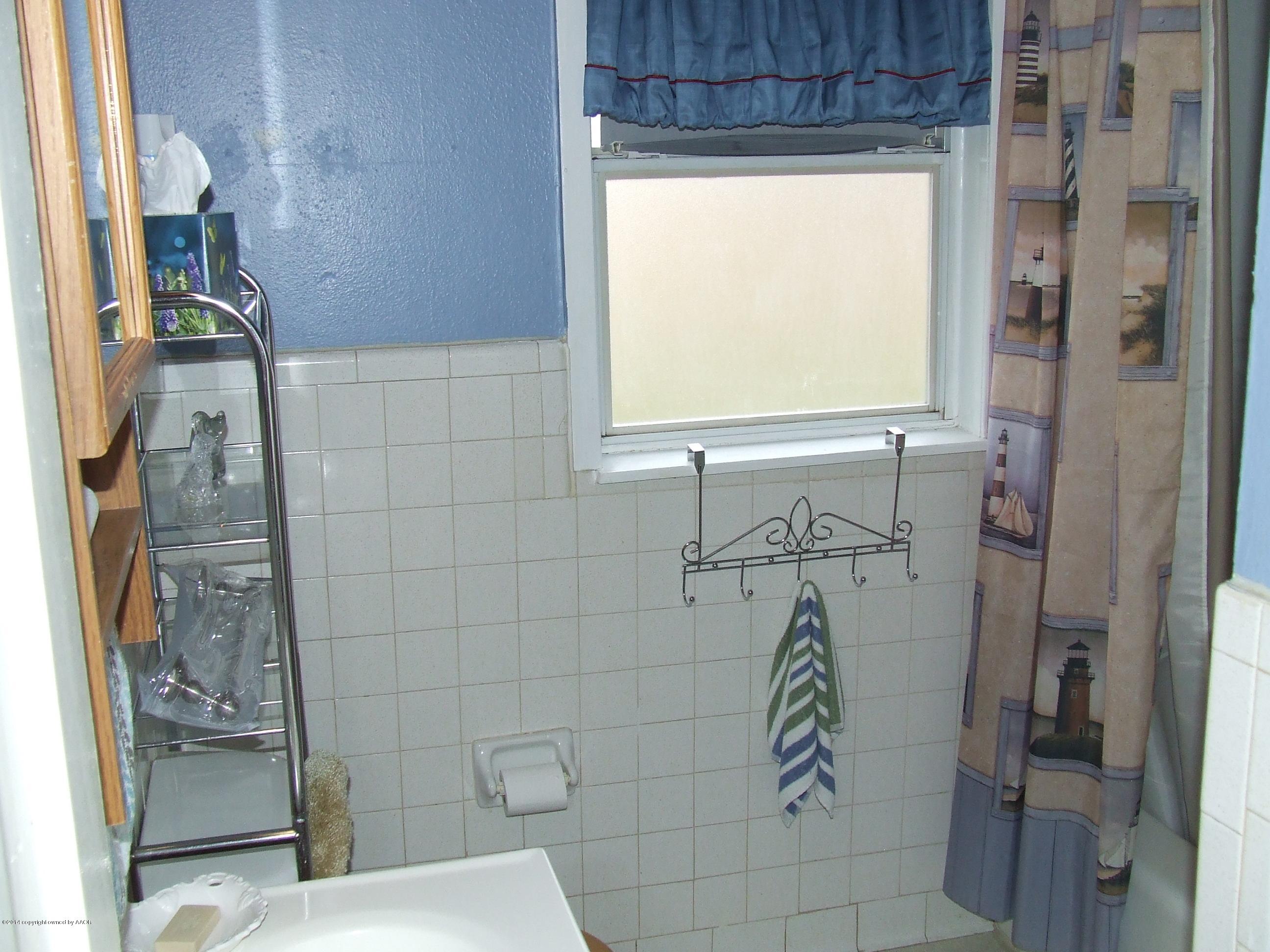 4120 South Lipscomb Street Amarillo, TX 79110 - Photo 9 of 13 a bathroom with a shower