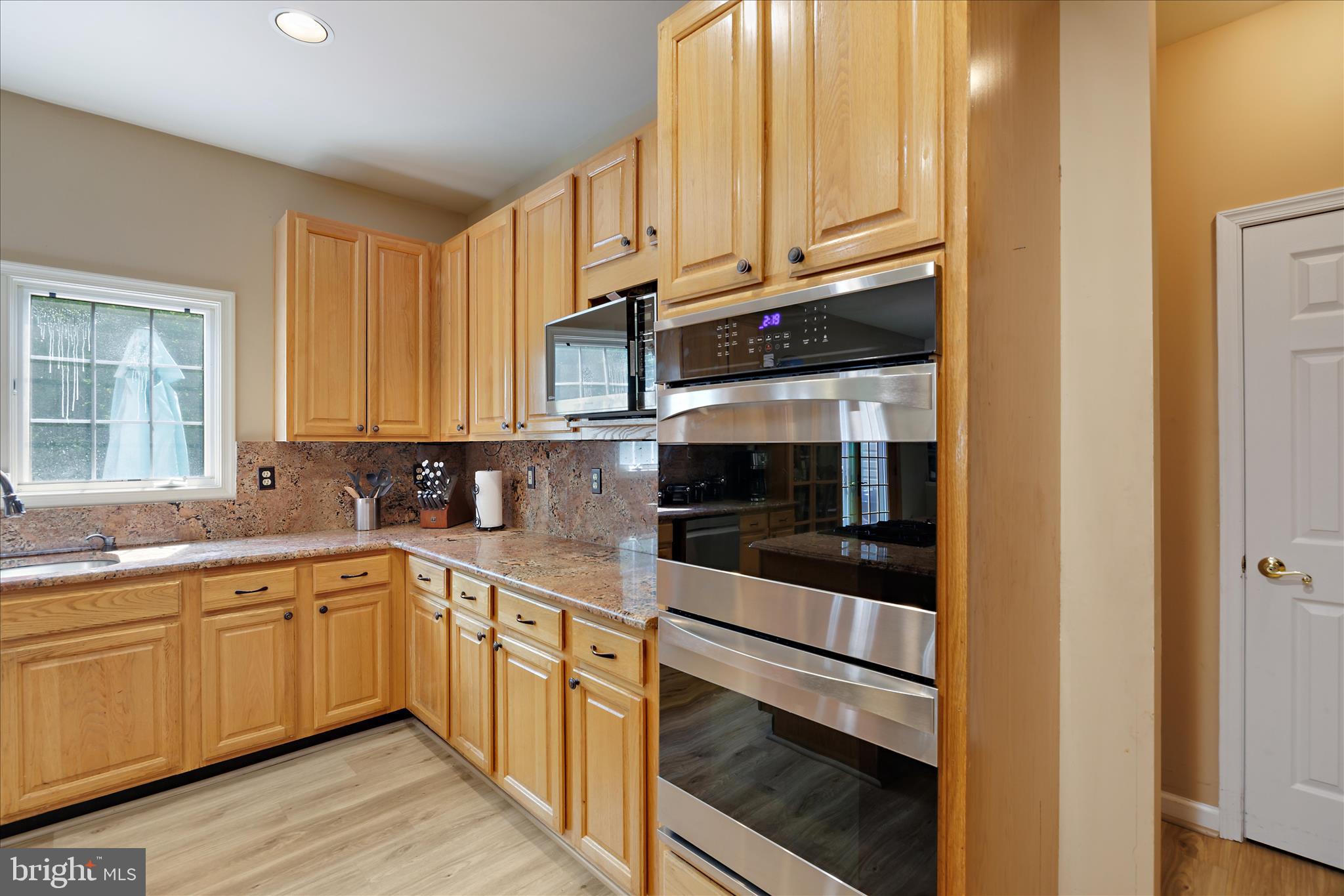 3303 Dunwood Ridge Terrace Bowie, MD 20721 - Photo 20 of 76 Double oven, microwave shelf, recessed lights
