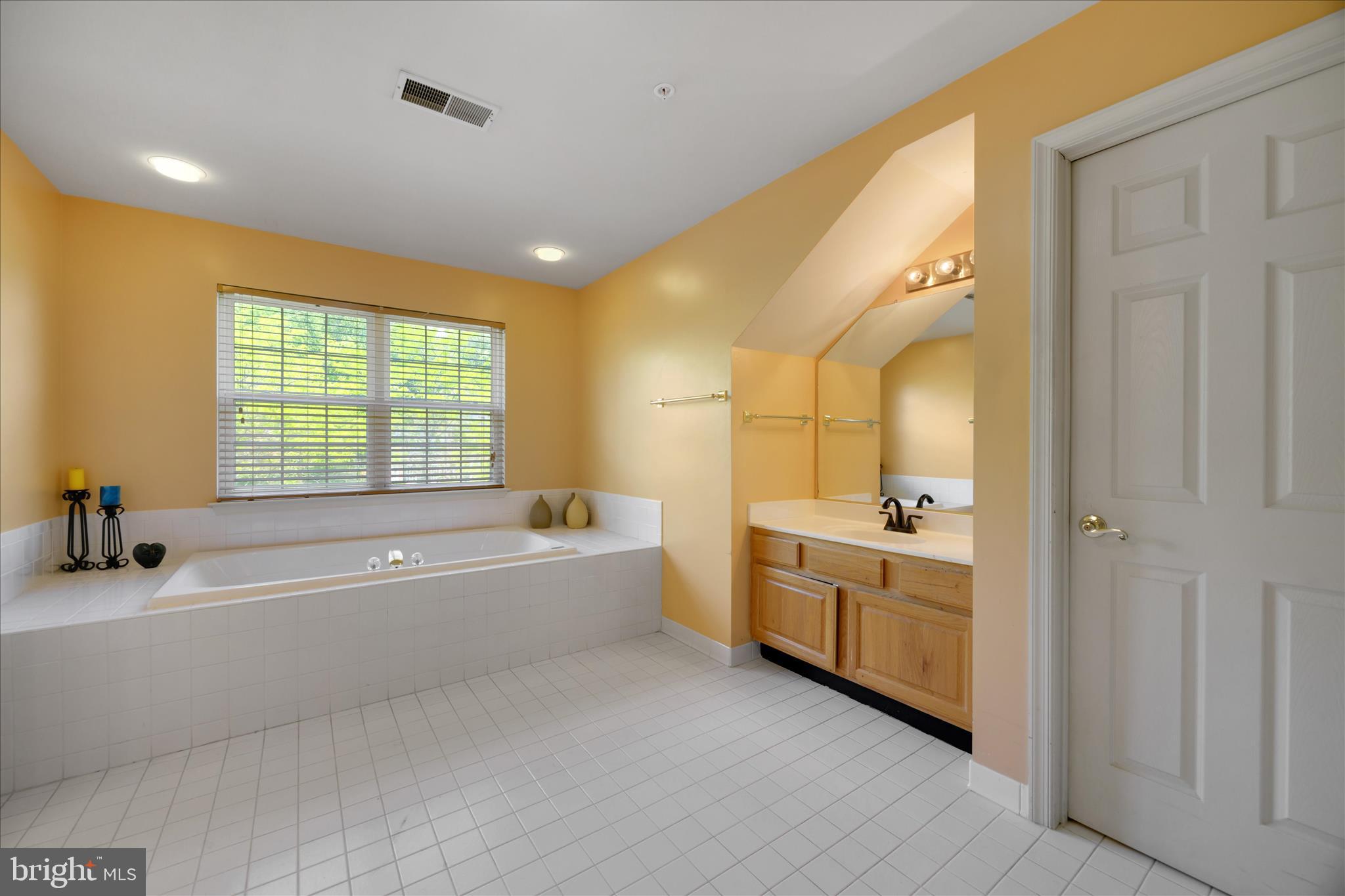 3303 Dunwood Ridge Terrace Bowie, MD 20721 - Photo 36 of 76 Soaking tub
