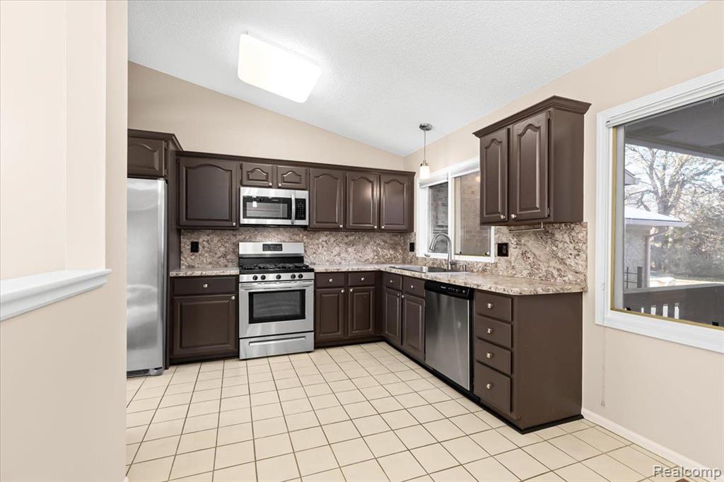 22245 River Ridge Trail Farmington, MI 48335 - Photo 16 of 33