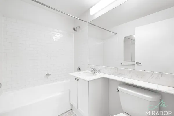 $3,850 | 15 Park Row, Unit 22H | Financial District