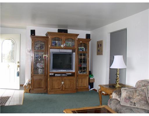 252 Reed Street Lower Burrell, PA 15068 - Photo 4 of 16 Living Room.