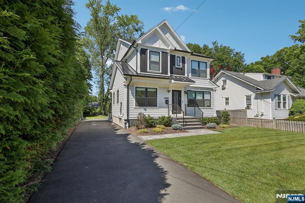 676 Ridgewood Avenue Oradell, NJ 07649 - Photo 3 of 50