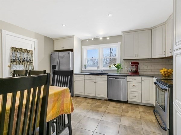92 Acropolis Road Lowell, MA 01854 - Photo 5 of 23