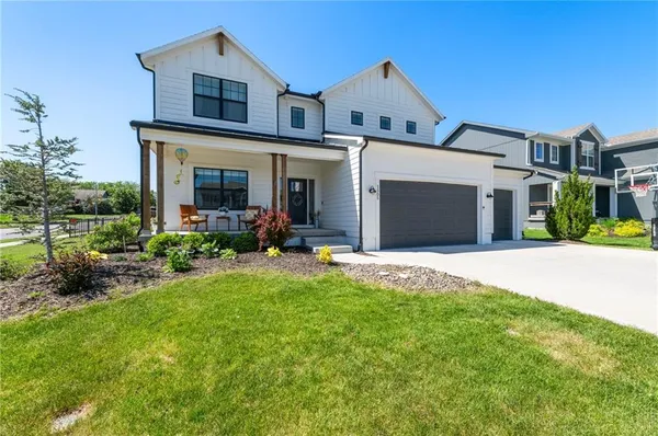 $670,000 | 1505 Southwest Georgetown Drive, Lee's Summit, MO 64082