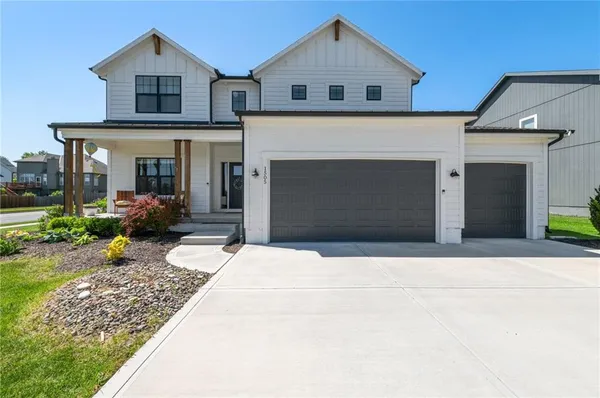 $670,000 | 1505 Southwest Georgetown Drive, Lee's Summit, MO 64082