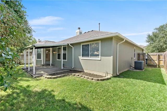 a view of a house with backyard and garden