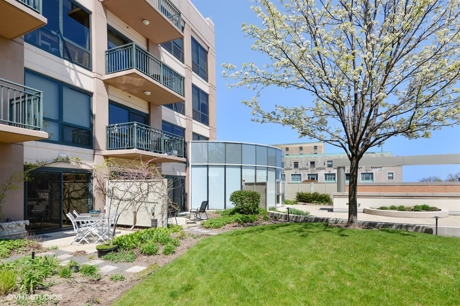 807 Davis Street, Unit 314 Evanston, IL 60201 - Photo 14 of 27 a brick building with a yard in front of it