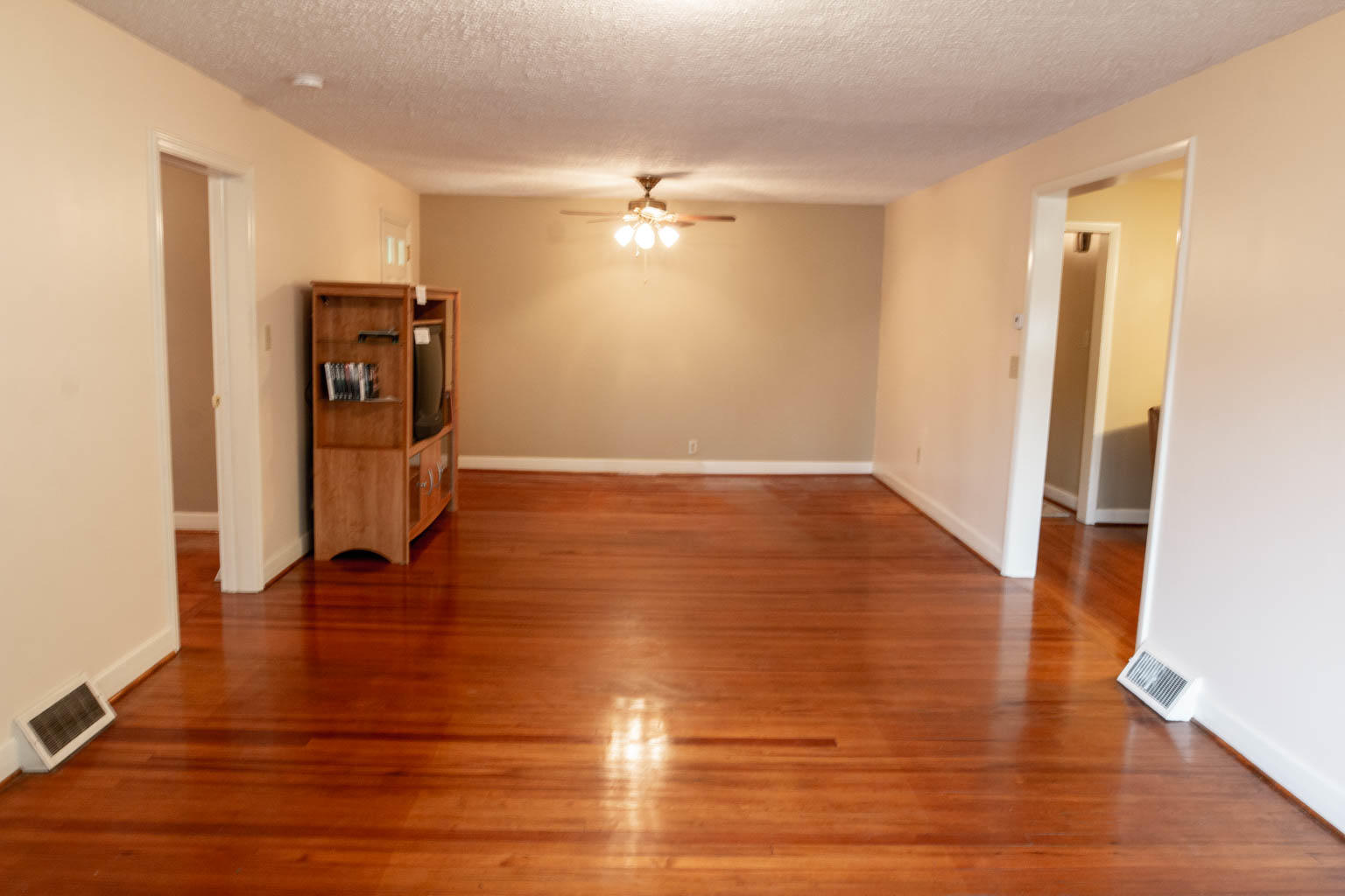 6432 Poage Valley Rd Extension Roanoke, VA 24018 - Photo 13 of 30 Living Romm to Front Door