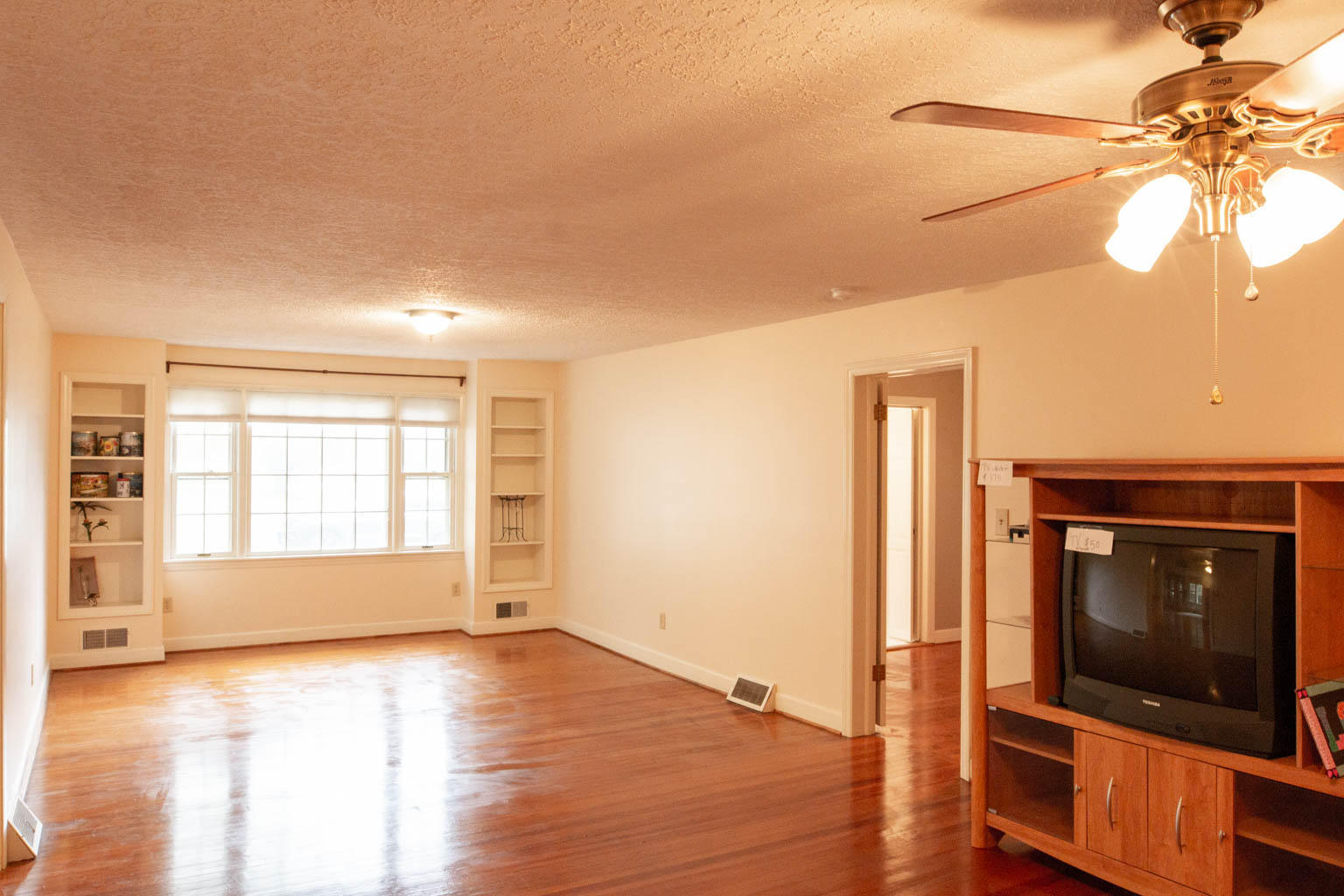 6432 Poage Valley Rd Extension Roanoke, VA 24018 - Photo 14 of 30 Living room w:bookshelves