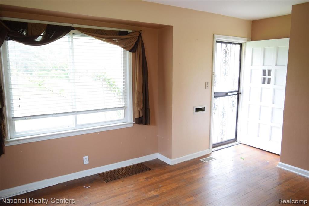 2617 Pierce Street Flint, MI 48503 - Photo 5 of 12