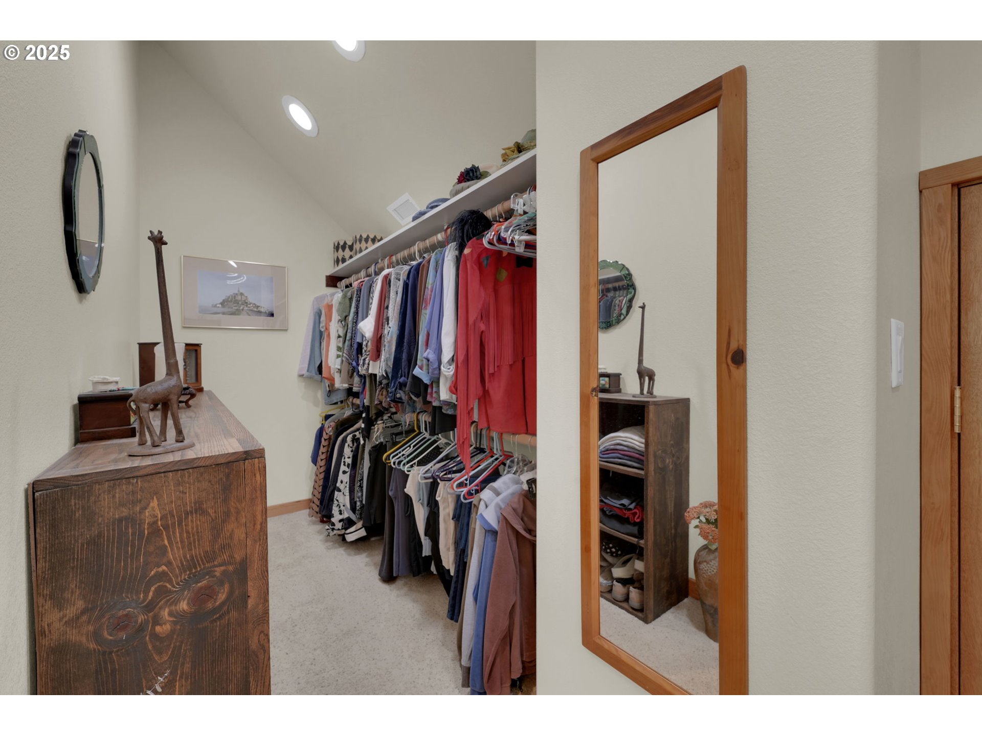 23859 Suttle Road Veneta, OR 97487 - Photo 20 of 46 a view of walk in closet with clothes