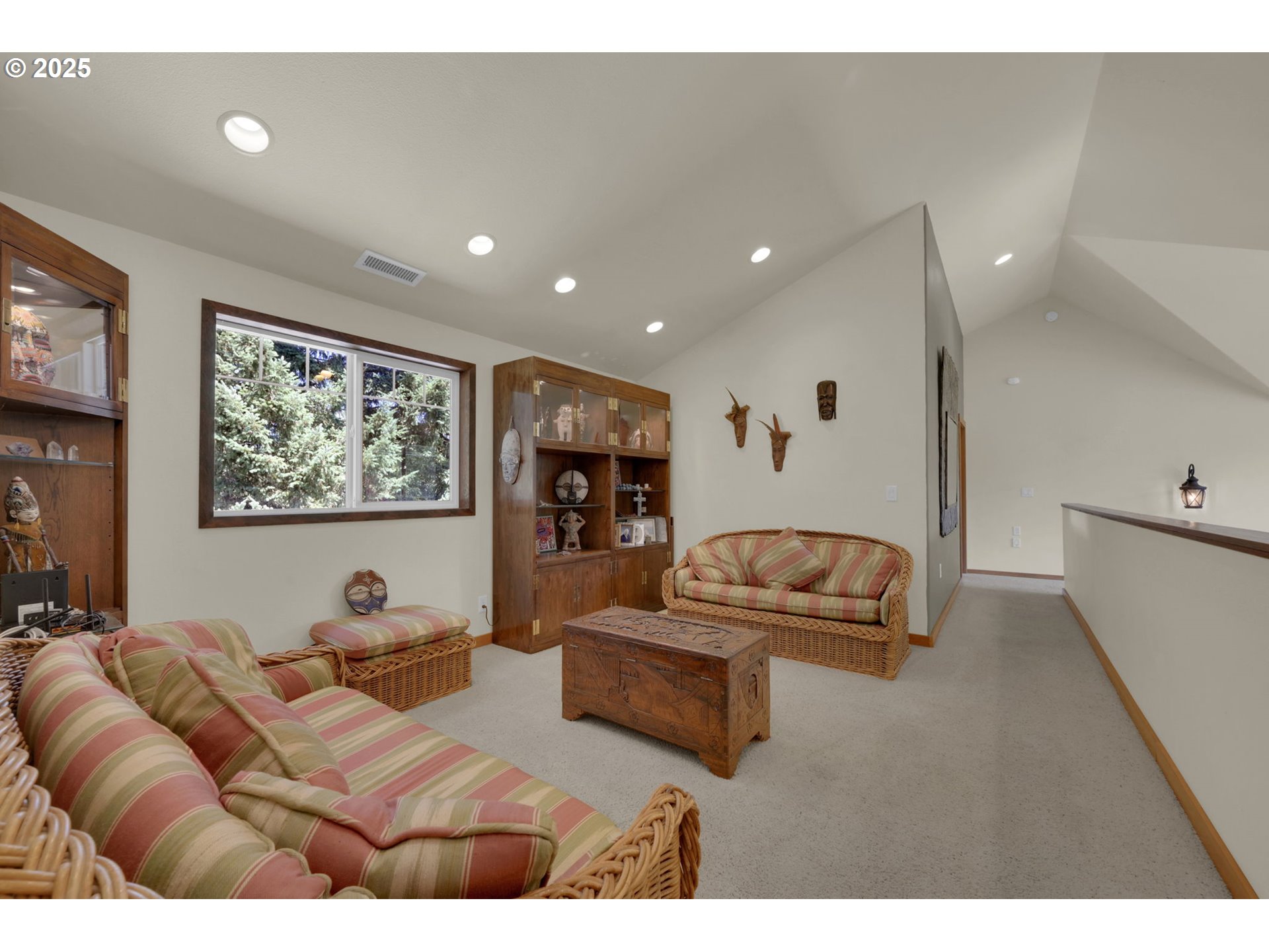23859 Suttle Road Veneta, OR 97487 - Photo 22 of 46 a living room with furniture and a flat screen tv