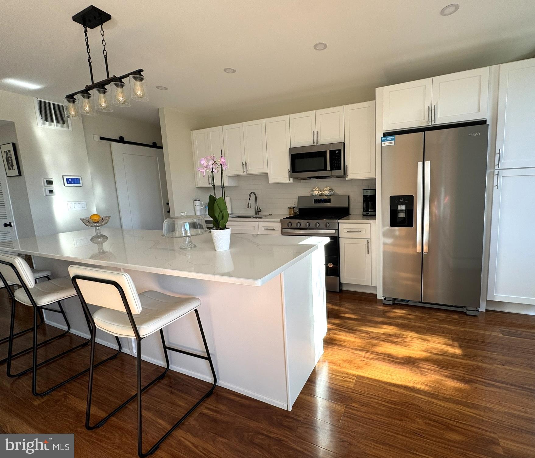 191 Presidential Boulevard, Unit R524 Bala Cynwyd, PA 19004 - Photo 17 of 19 Kitchen breakfast bar