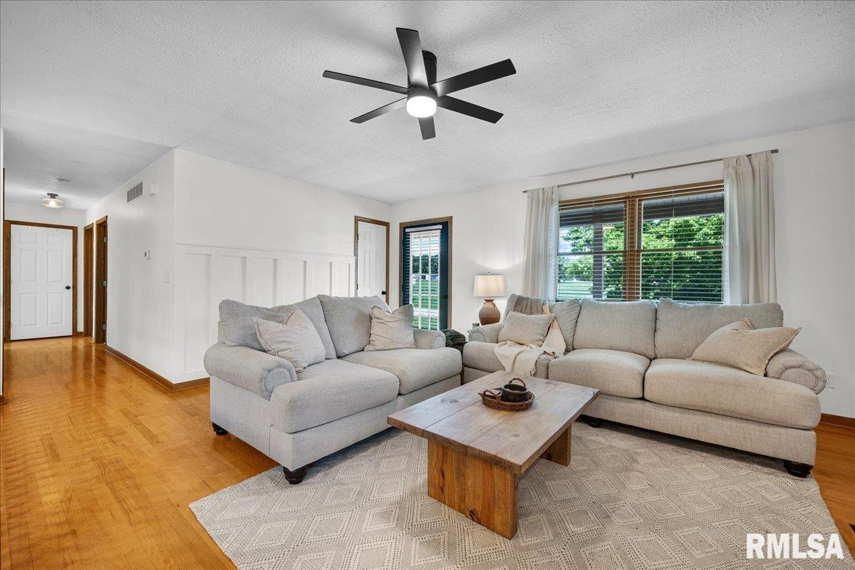 1208 Adams Road Eureka, IL 61530 - Photo 4 of 42