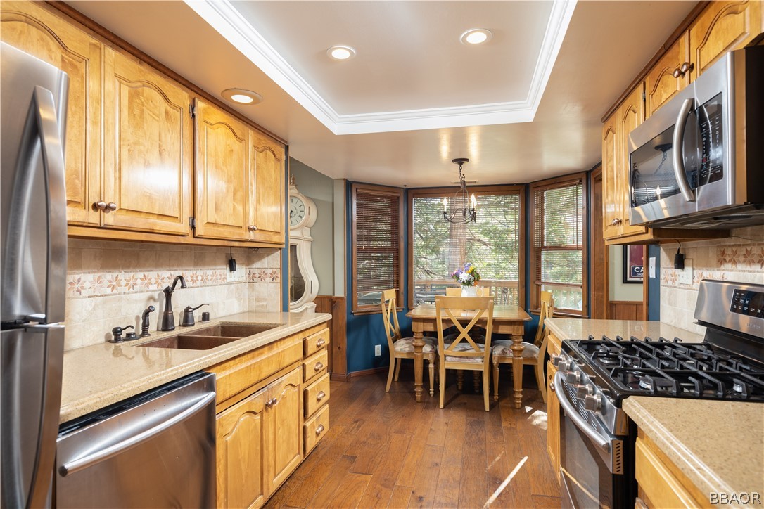 841 Golf Course Road Lake Arrowhead, CA 92352 - Photo 15 of 43 a kitchen with lots of counter top space and dining table