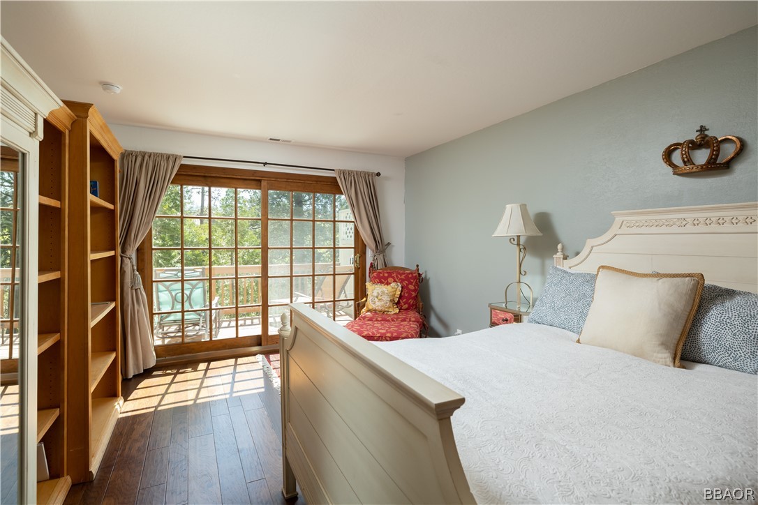 841 Golf Course Road Lake Arrowhead, CA 92352 - Photo 20 of 43 a bed room with two beds and a large window