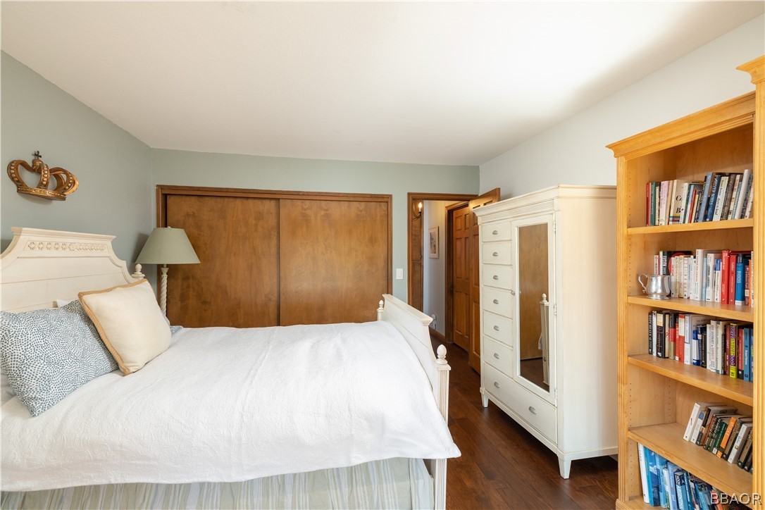 841 Golf Course Road Lake Arrowhead, CA 92352 - Photo 21 of 43 a bedroom with a large bed and a book shelf