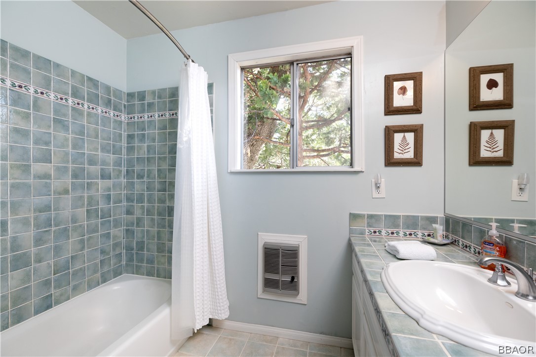 841 Golf Course Road Lake Arrowhead, CA 92352 - Photo 28 of 43 a bathroom with a tub a sink and a large mirror