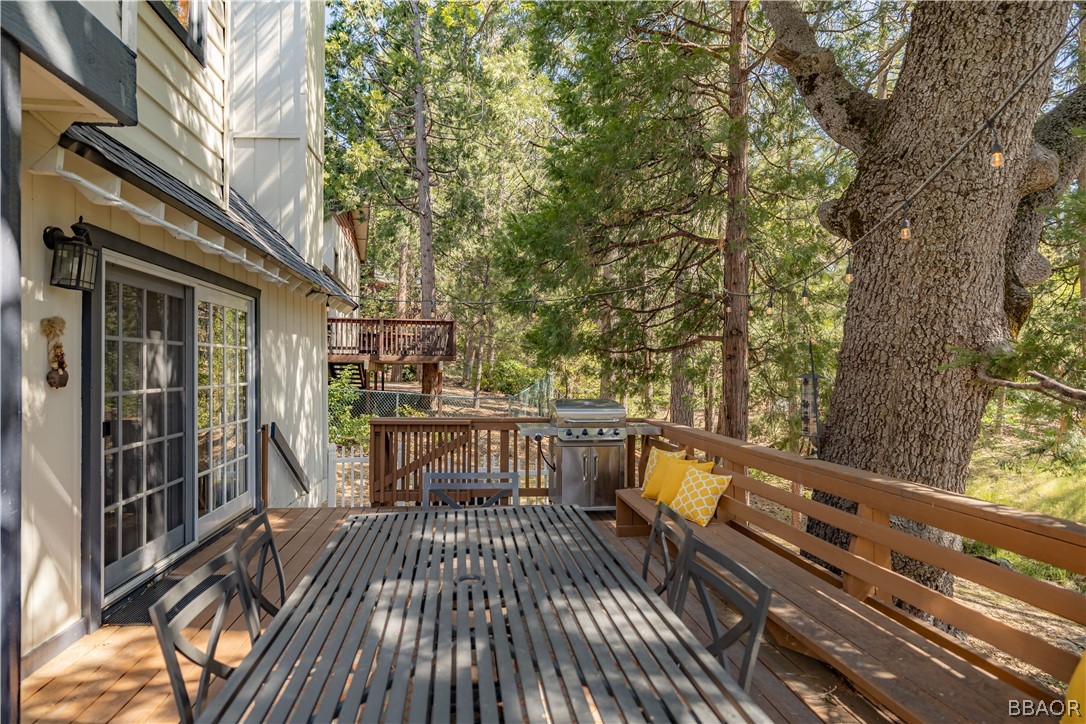 841 Golf Course Road Lake Arrowhead, CA 92352 - Photo 30 of 43 a view of balcony with wooden floor and fence