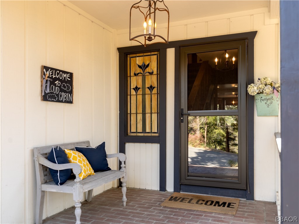 841 Golf Course Road Lake Arrowhead, CA 92352 - Photo 5 of 43 a living room with furniture