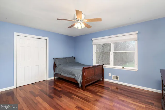 a view of livingroom with furniture