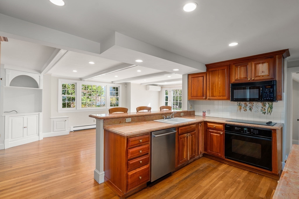 22 Lafayette Circle Wellesley, MA 02482 - Photo 10 of 30
