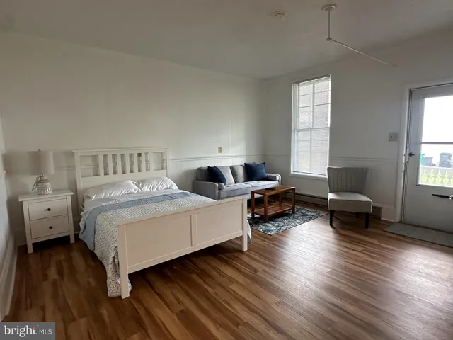 a bed room with bed and windows