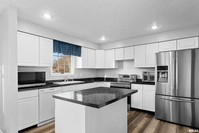 $189,000 | 3923 North Melcosta Drive, Peoria, IL 61615