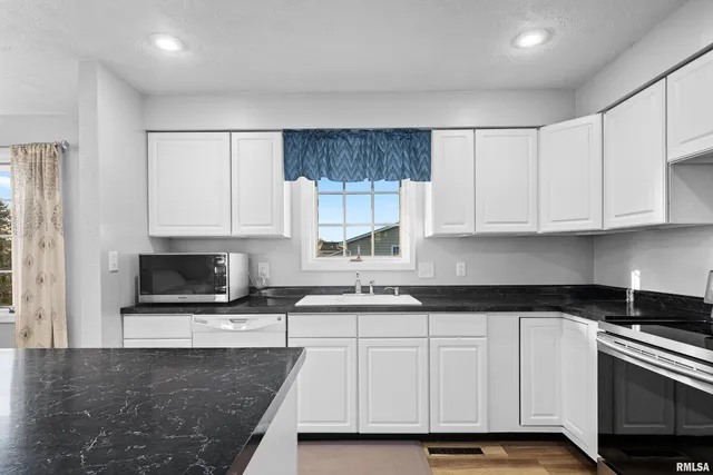 $189,000 | 3923 North Melcosta Drive, Peoria, IL 61615