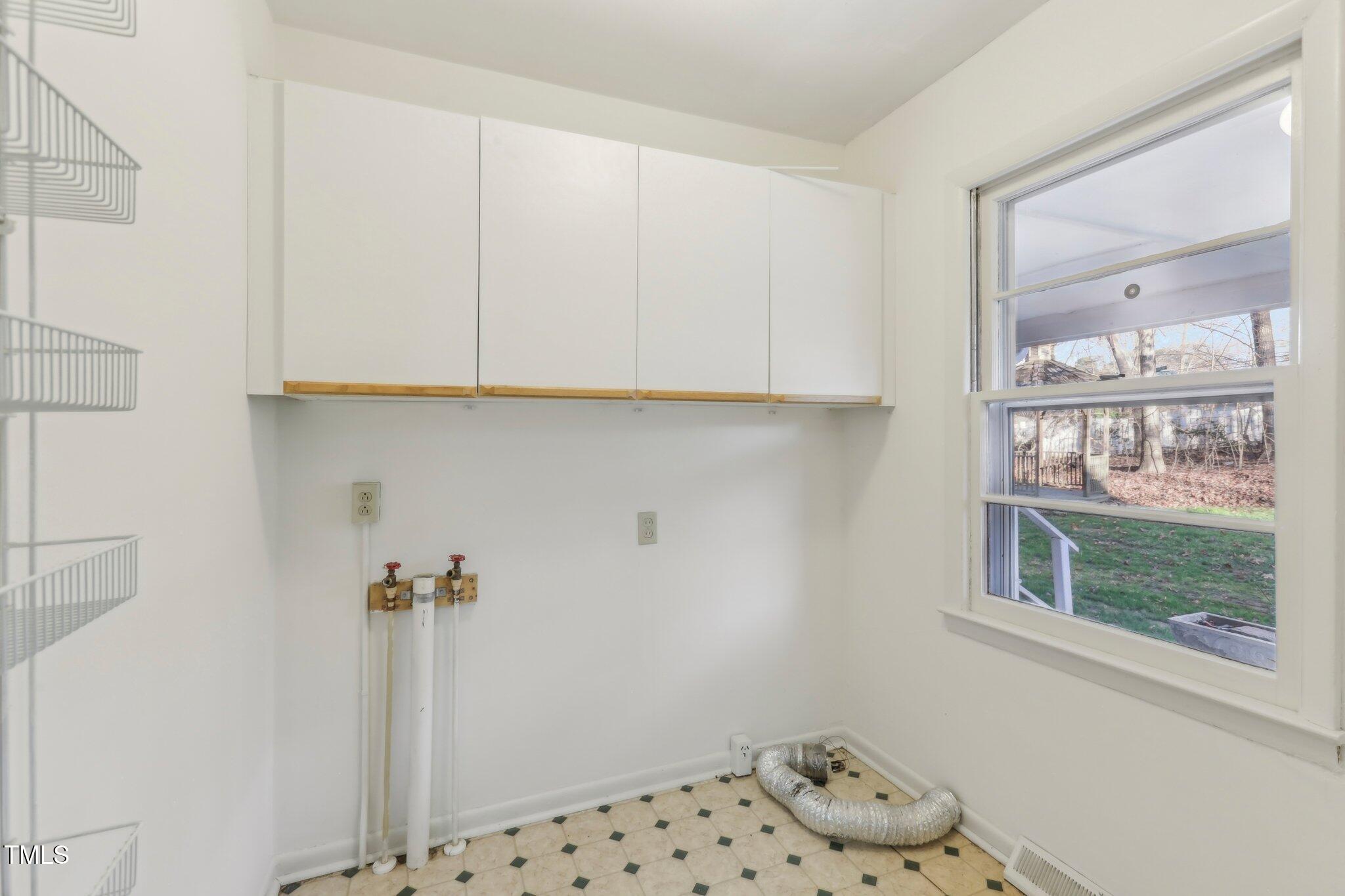 209 High House Road Cary, NC 27513 - Photo 15 of 40 a bathroom with a bathtub and shower